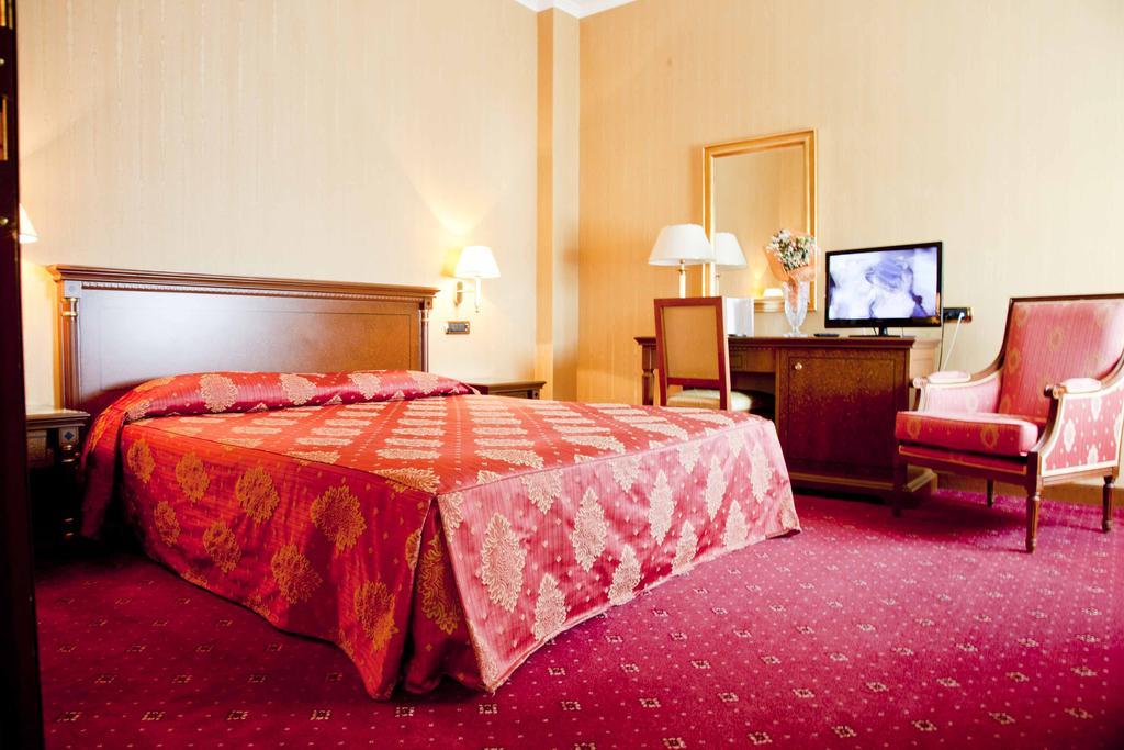 Hotel Jolly كاستروفيلاري الغرفة الصورة