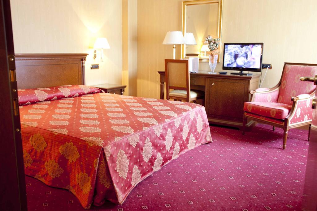 Hotel Jolly كاستروفيلاري المظهر الخارجي الصورة