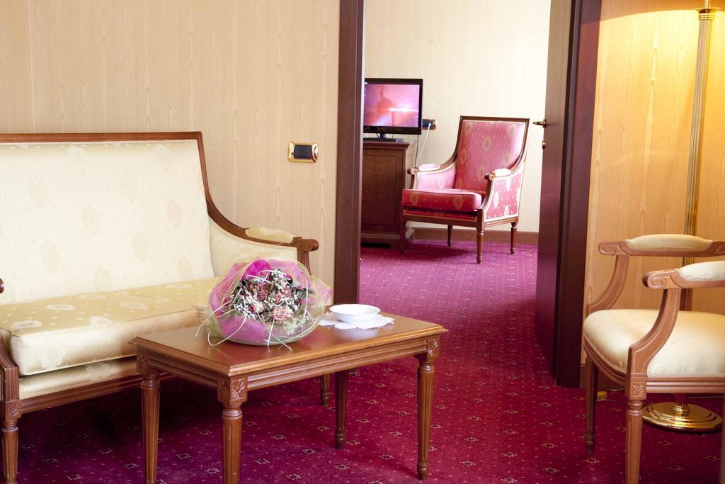 Hotel Jolly كاستروفيلاري الغرفة الصورة