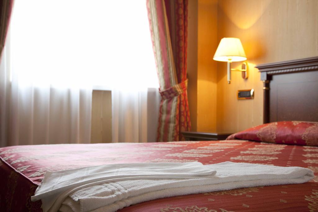 Hotel Jolly كاستروفيلاري الغرفة الصورة