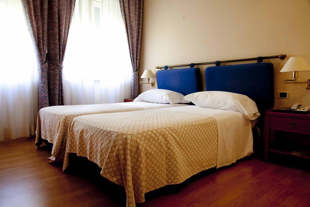 Hotel Jolly كاستروفيلاري الغرفة الصورة